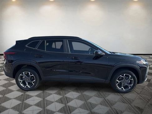Used 2024 Chevrolet Trax LT w/ Driver Confidence Package FWD image 4
