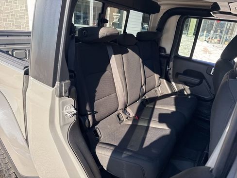 Used 2022 Jeep Gladiator Willys image 26