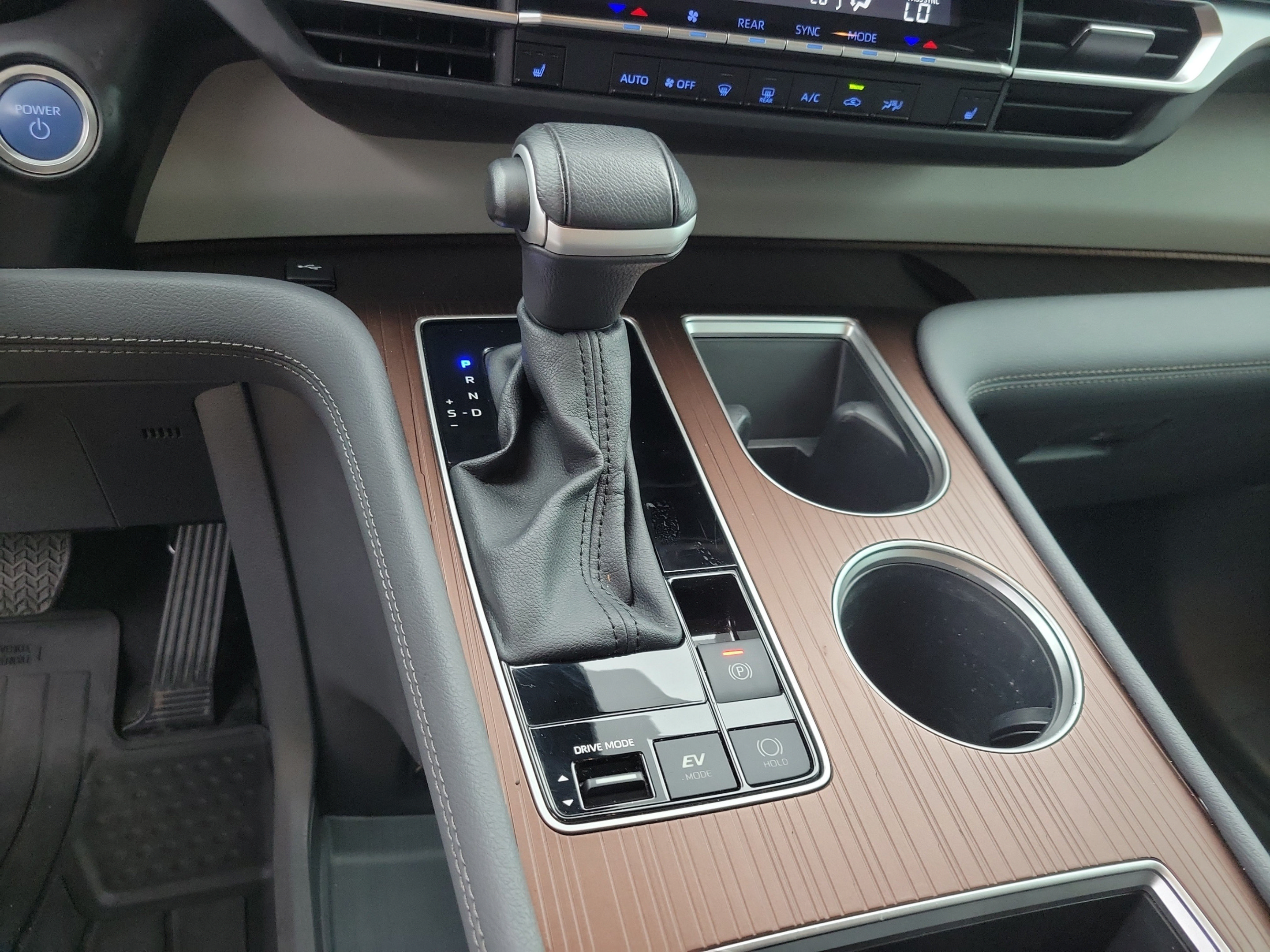 Certified 2024 Toyota Sienna XLE FWD image 19