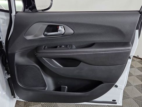 New 2026 Chrysler Pacifica Select image 36