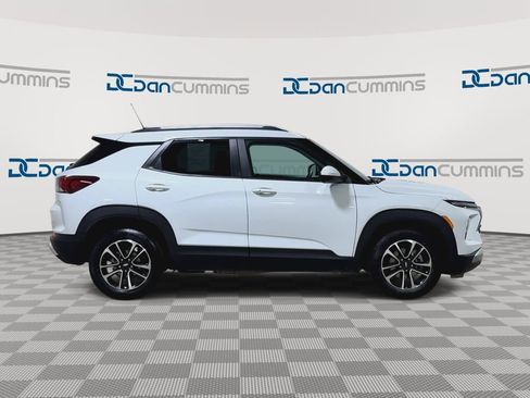 Used 2024 Chevrolet TrailBlazer LT image 2