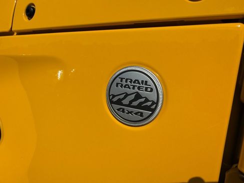 Used 2019 Jeep Wrangler Unlimited Sahara w/ Uconnect 4C Nav & Sound Group AWD/4WD image 12