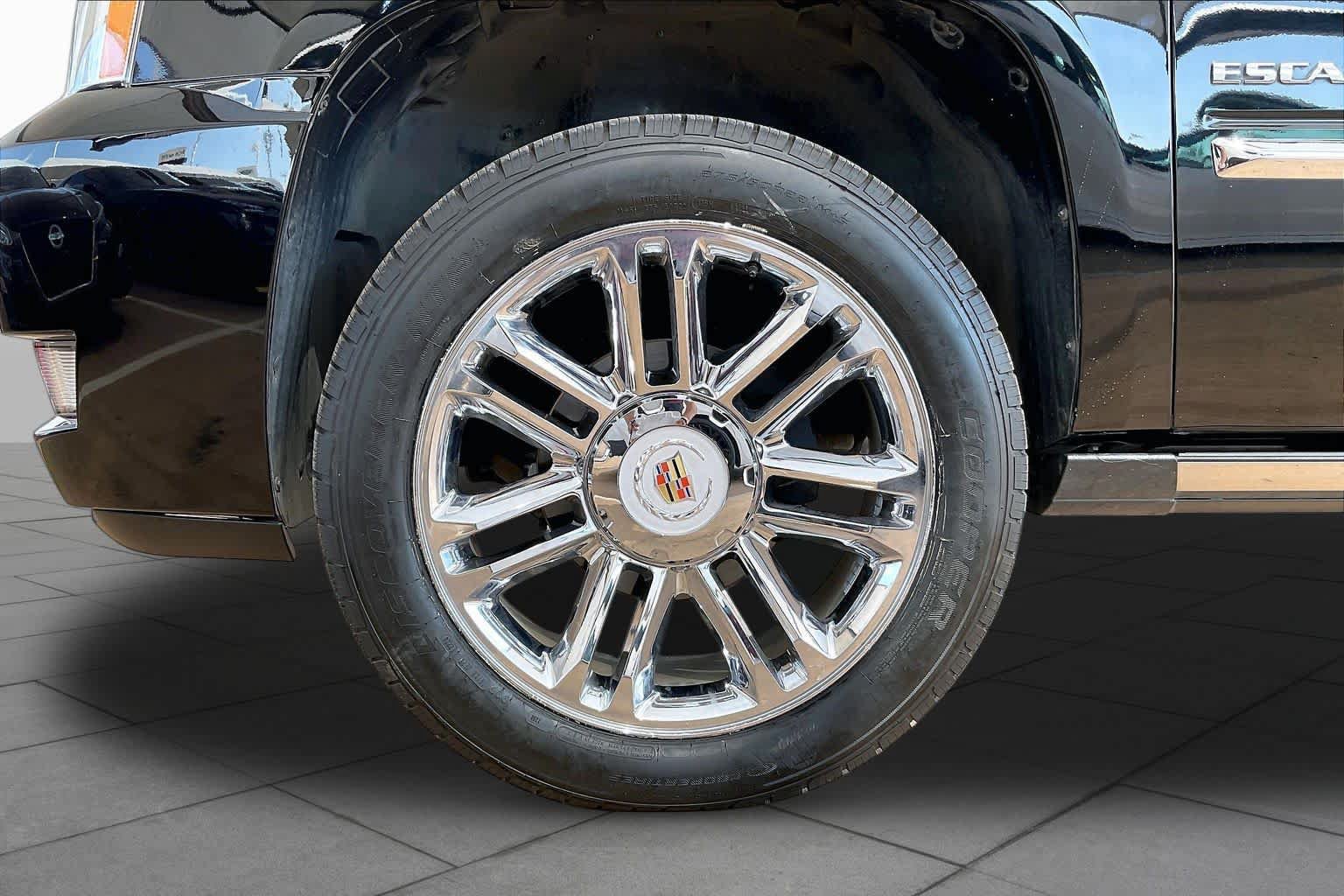 Used 2013 Cadillac Escalade Platinum AWD/4WD image 12