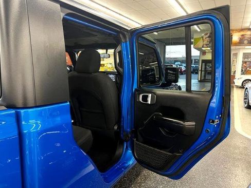 Used 2021 Jeep Gladiator Sport image 16