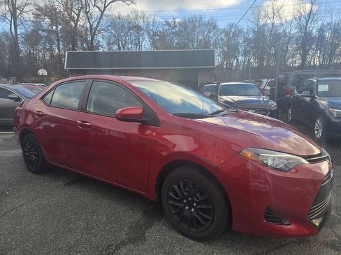 Used 2018 Toyota Corolla LE image 3