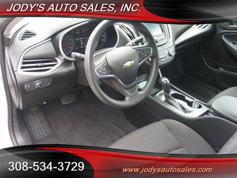 Used 2018 Chevrolet Malibu LS image 2