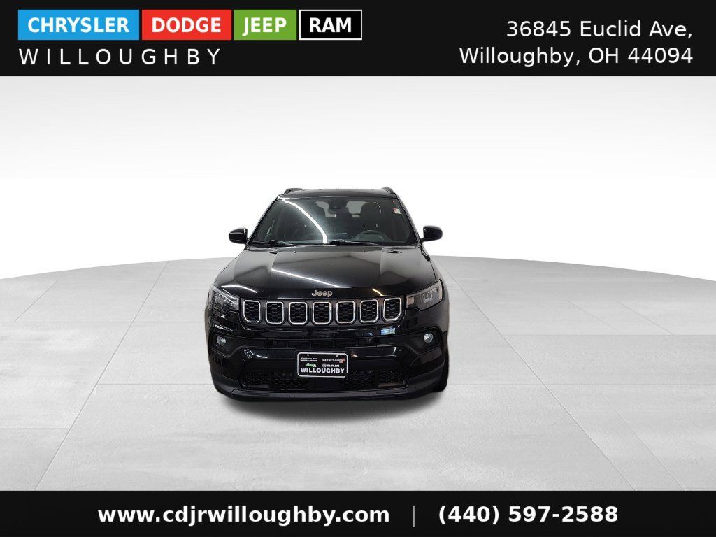 Used 2024 Jeep Compass Latitude AWD/4WD image 2