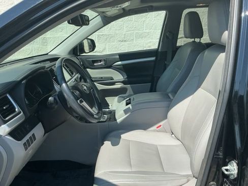 Used 2016 Toyota Highlander XLE AWD/4WD image 16