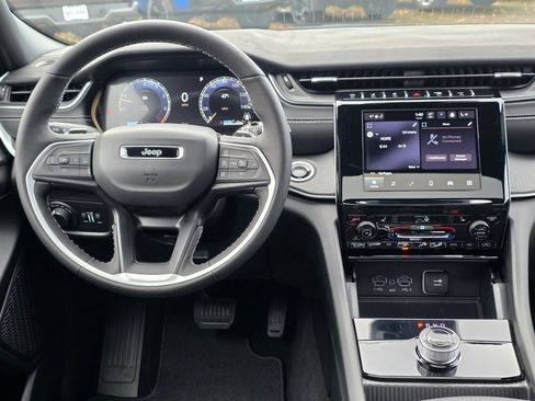 New 2025 Jeep Grand Cherokee Altitude image 11