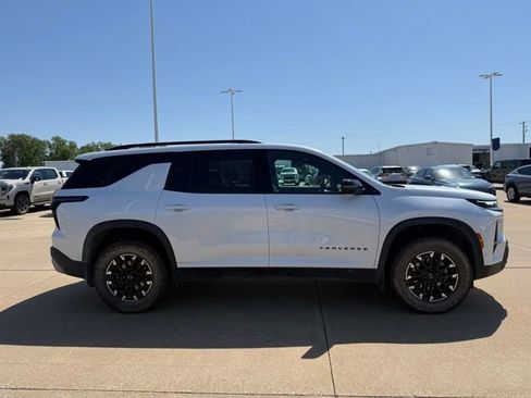Used 2025 Chevrolet Traverse Z71 w/ Enhanced Driving Package AWD/4WD image 2