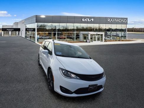 Used 2019 Chrysler Pacifica Touring Plus w/ S Appearance Package FWD image 9