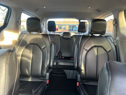 Used 2024 Chrysler Pacifica Touring-L image 30