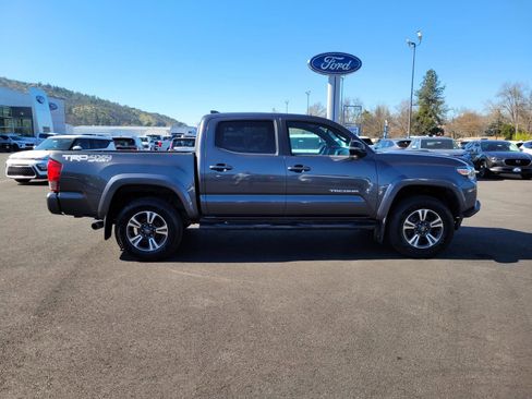 Used 2017 Toyota Tacoma TRD Sport image 4