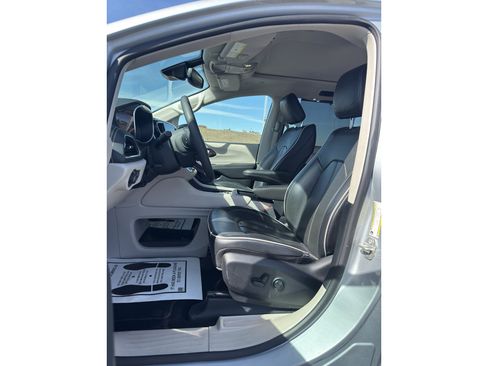 Used 2024 Chrysler Pacifica Limited image 11