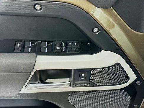 Used 2023 Land Rover Defender 110 X-Dynamic SE image 18