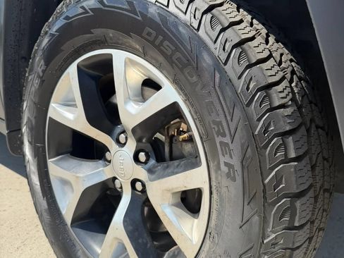 Used 2018 Jeep Cherokee Trailhawk AWD/4WD image 9