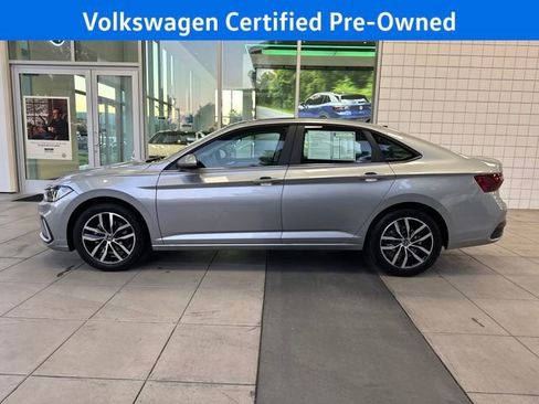 Certified 2025 Volkswagen Jetta SE w/ Sunroof Package image 2