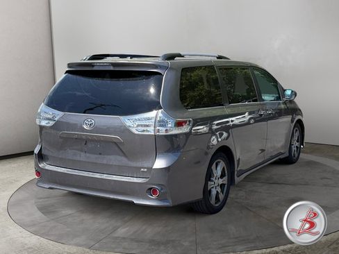 Used 2017 Toyota Sienna SE Premium FWD image 7