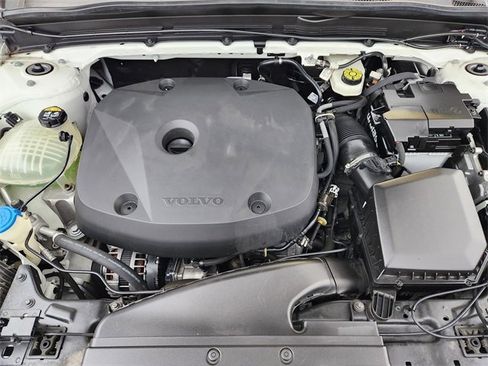 Used 2020 Volvo XC40 T4 R-Design image 24