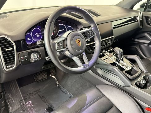Certified 2022 Porsche Cayenne Platinum Edition image 4