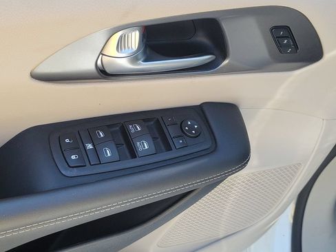 Certified 2024 Chrysler Pacifica Limited FWD image 22