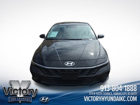Used 2024 Hyundai Elantra SE FWD image 2
