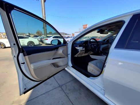Used 2018 Toyota Camry XLE image 14