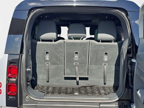 Used 2023 Land Rover Defender 130 X-Dynamic SE image 14