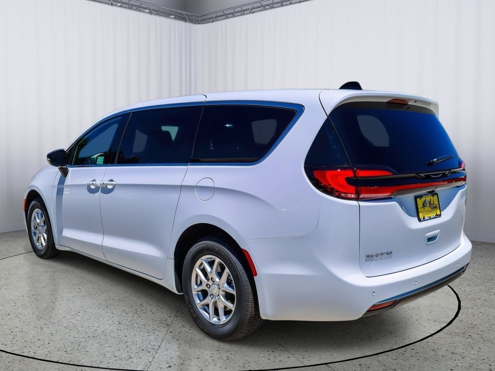 New 2027 Chrysler Pacifica Select FWD image 5