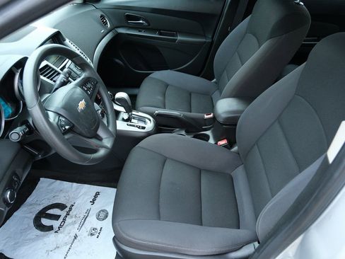 Used 2016 Chevrolet Cruze LT w/ Technology Package FWD image 5
