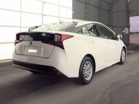 Used 2022 Toyota Prius LE FWD image 2