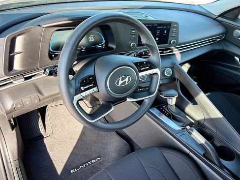 Certified 2025 Hyundai Elantra SE image 9