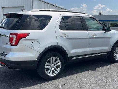 Used 2019 Ford Explorer XLT image 8