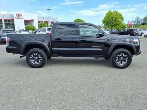 Used 2022 Toyota Tacoma TRD Off-Road w/ Technology Package image 3