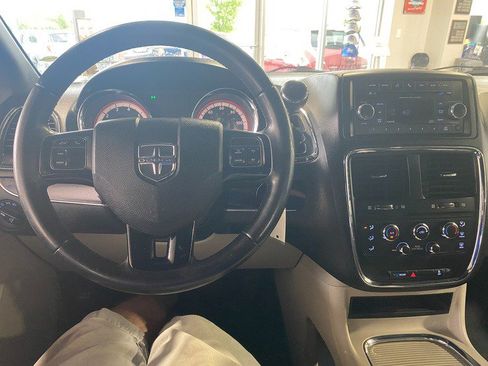 Used 2017 Dodge Grand Caravan SXT image 18