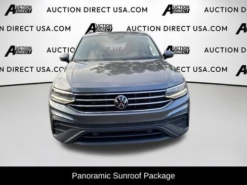 Used 2023 Volkswagen Tiguan SE w/ Panoramic Sunroof Package FWD image 2