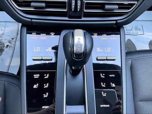 Used 2024 Porsche Macan AWD/4WD image 18