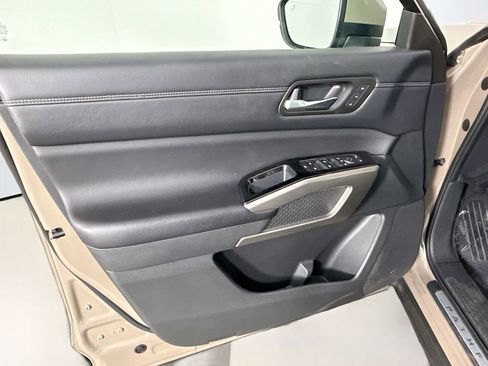 Used 2023 Nissan Pathfinder Platinum image 17