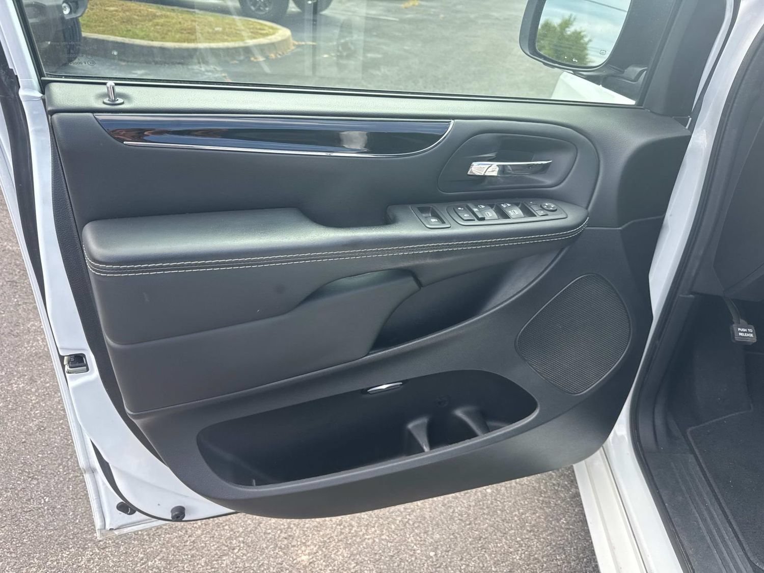 Used 2017 Dodge Grand Caravan SE FWD image 23