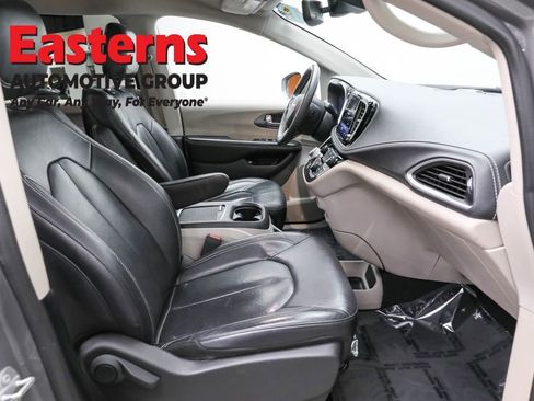 Used 2022 Chrysler Pacifica Touring-L FWD image 24