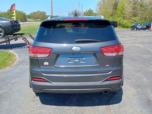 Used 2018 Kia Sorento LX image 4