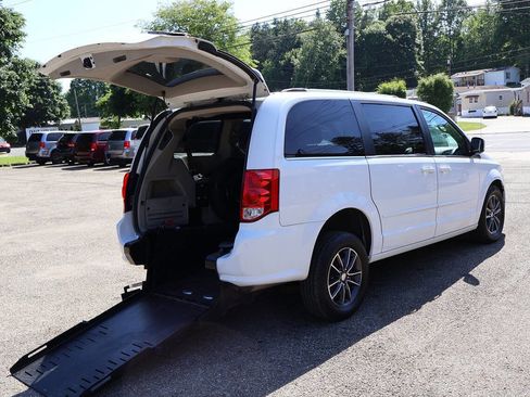 Used 2017 Dodge Grand Caravan SXT FWD image 1