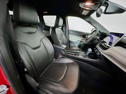 Used 2025 Jeep Compass Limited image 28