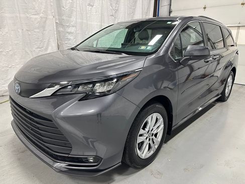 Used 2025 Toyota Sienna XLE w/ XLE Plus Package AWD/4WD image 3