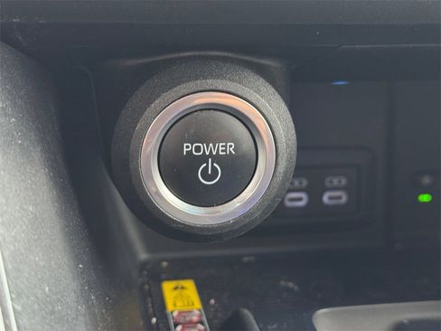 Used 2023 Toyota Venza LE image 17