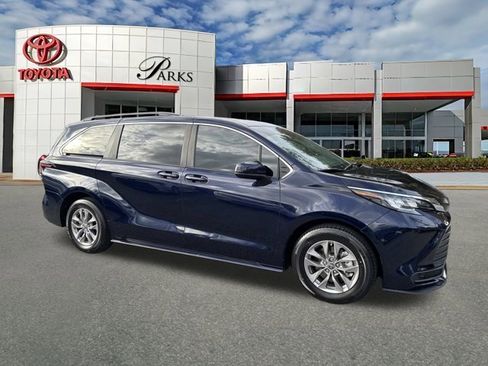 Certified 2023 Toyota Sienna LE w/ LE Plus Package image 1