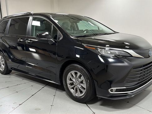 Used 2024 Toyota Sienna XLE image 3