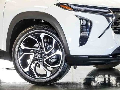 Used 2025 Chevrolet Trax RS w/ Sunroof Package FWD image 4