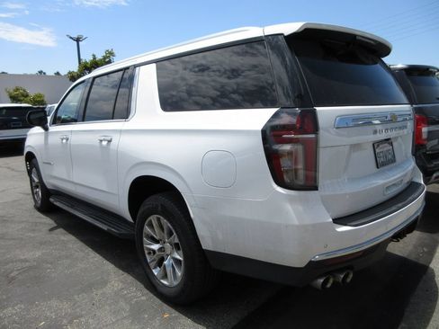 Used 2023 Chevrolet Suburban Premier AWD/4WD image 2