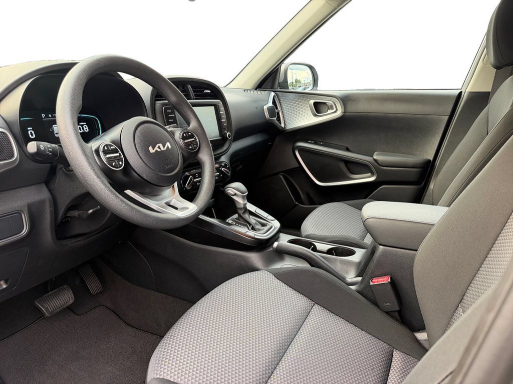 Used 2025 Kia Soul LX w/ LX Technology Package FWD image 22